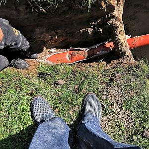 Лопнувшая труба у ввода в яму