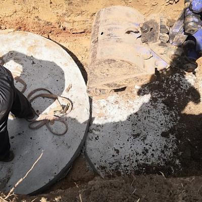 Установка бетонной плиты для якорения септика