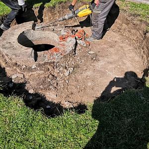 Демонтаж бетонной крышки выгребной ямы