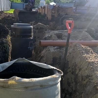 Септик Композит 5 Лонг и пластиковый дренажный колодец