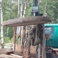 Выгрузка материалов для бетонного септика из грузовика