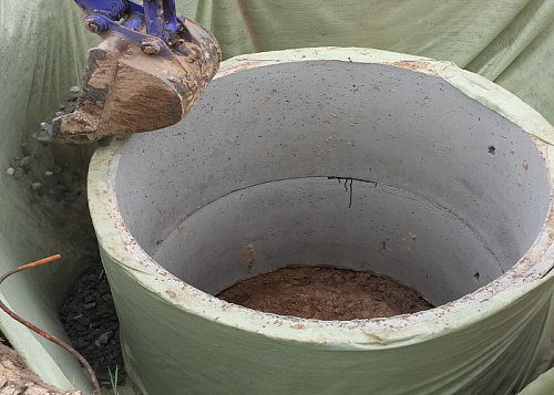 засыпка щебня в дренажный колодец