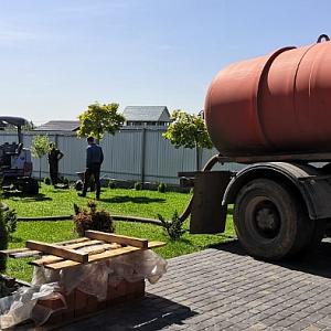 Кроме ассенизационной машины спецтехнику не использовали