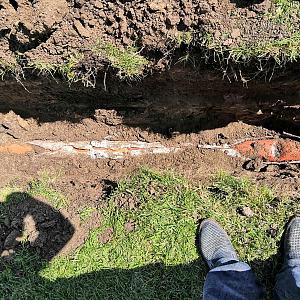 Лопнувшая канализационная труба 